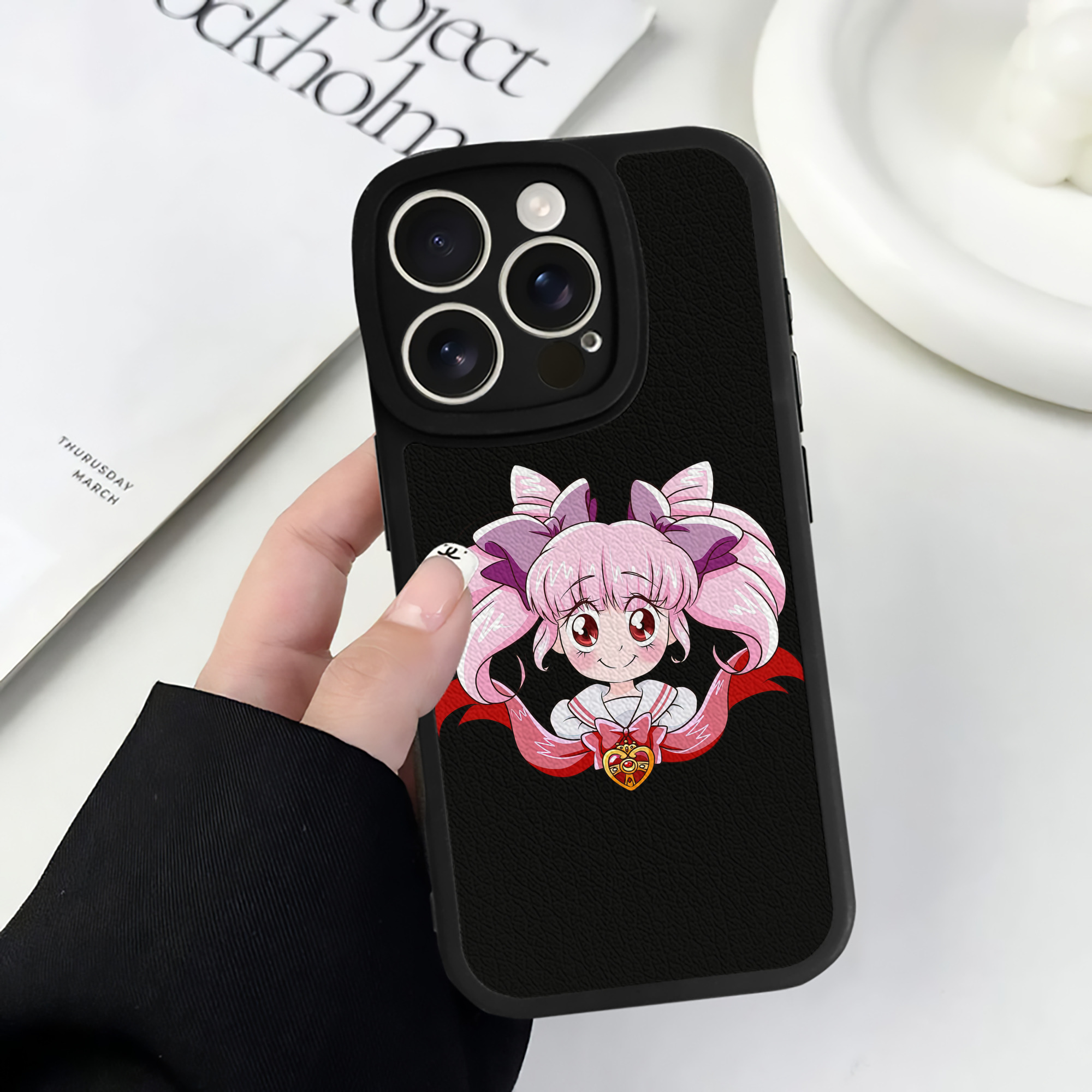 （画像用） 美少女戦士セーラームーン ちびうさ Sailor Moon Chibiusa Tsukino Usagi Small Lady Serenity 【iPhone 16シリーズ対応】シリコンスマホケース（レザー調） 材質：シリコン